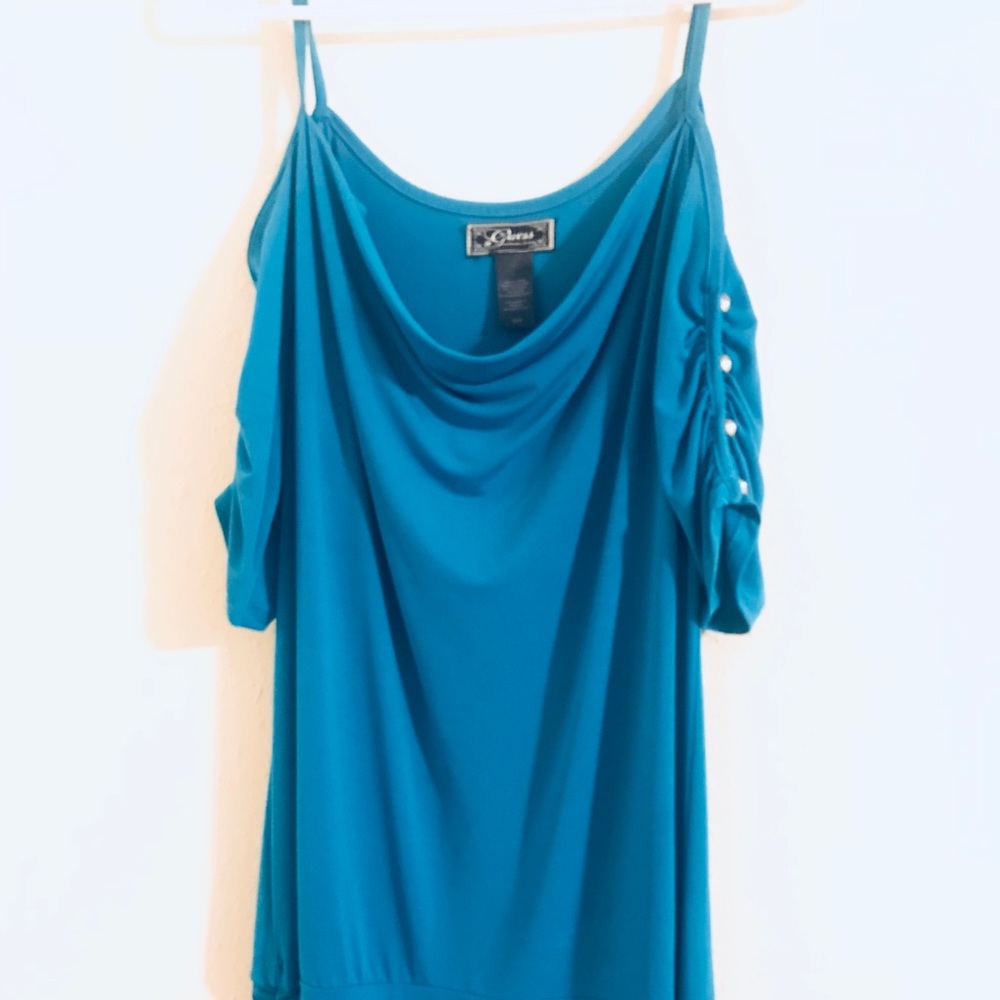 Super cute teal guess shirt